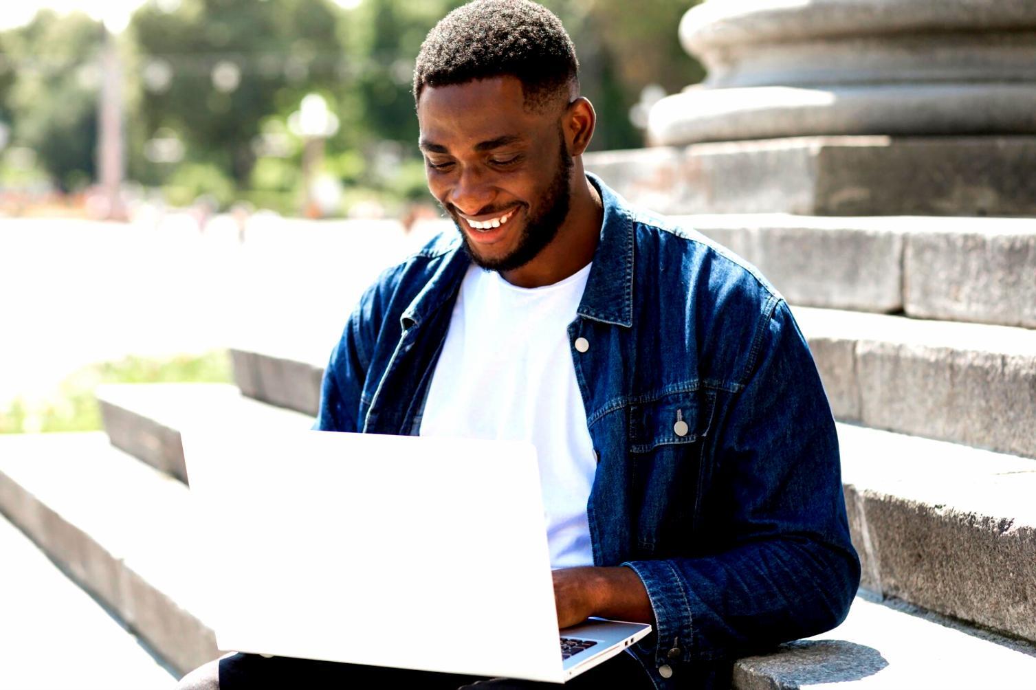 Analyse financière en cours avec documents et tableaux détaillés