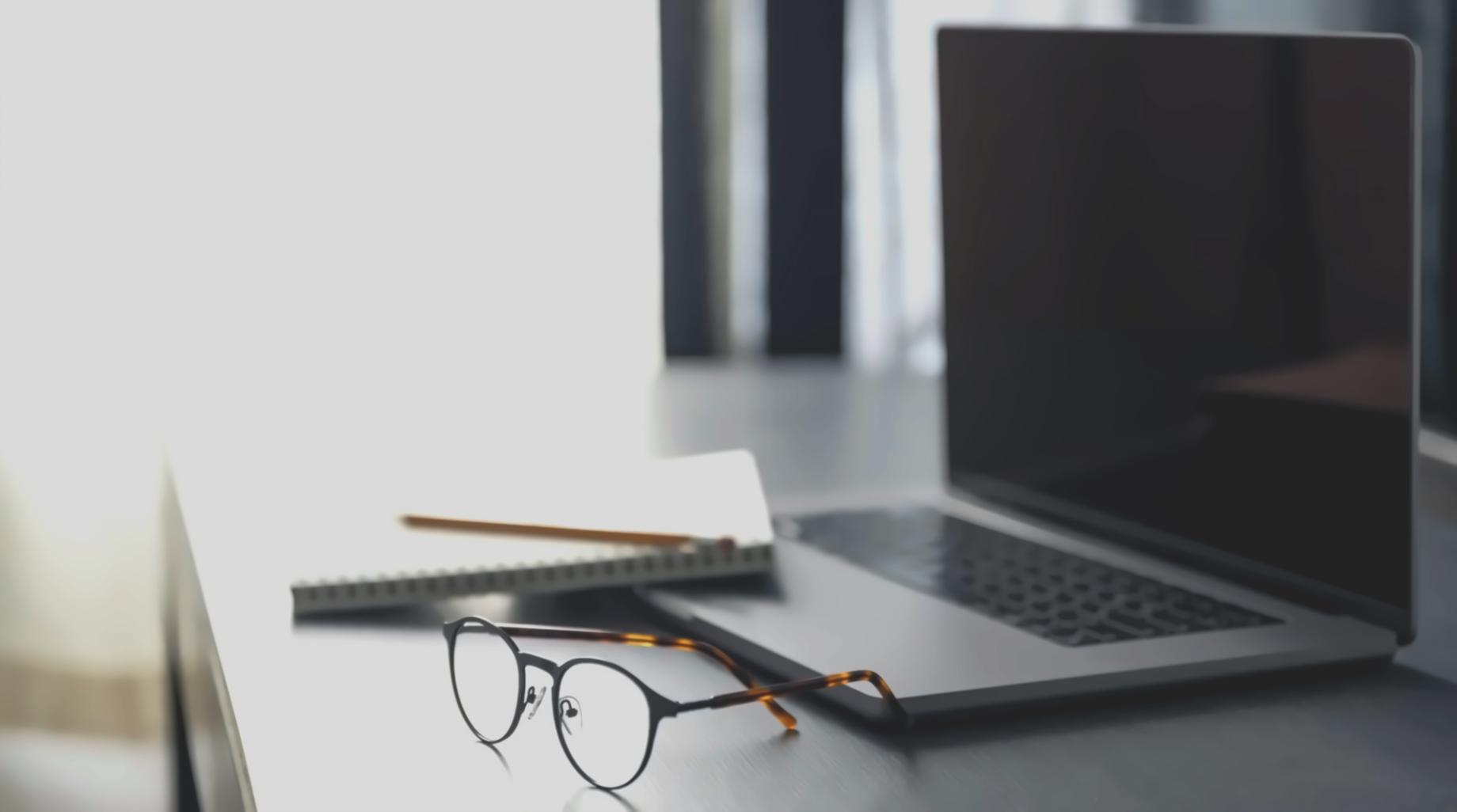 Bureau moderne avec analyses financières et graphiques de performance