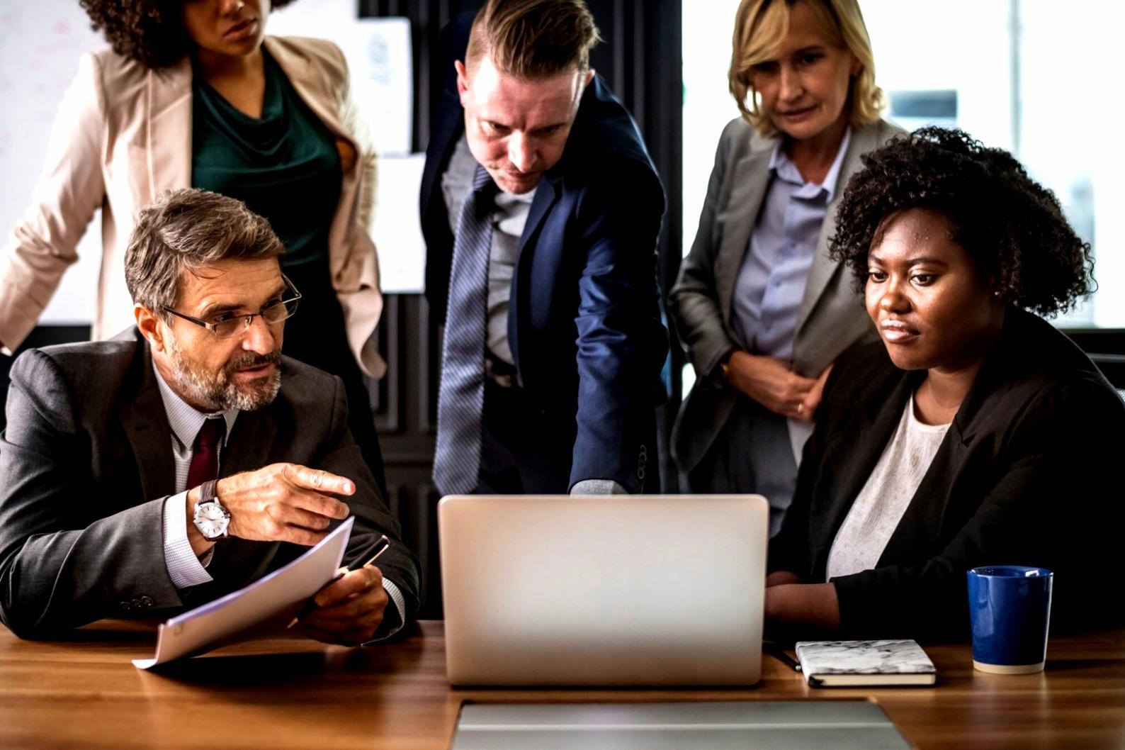 Réunion d'équipe autour d'analyses financières détaillées